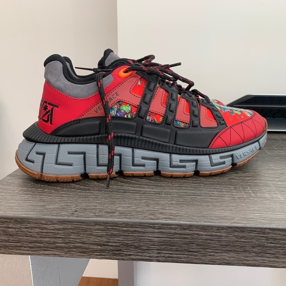 Red Versace sneaker - Picture 1 of 3